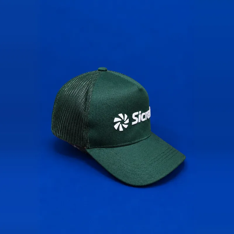 Boné trucker verde Sicredi visto de lado