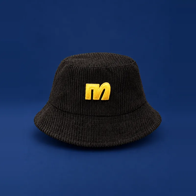 Bucket preto de veludo cotelê com bordado amarelo