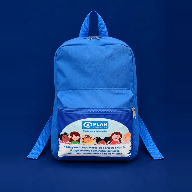 Mochila azul com bolso frontal estampado Plan International